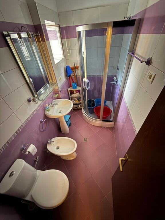 APARTAMENT ME QERA 2+1 PRANE PAZARIT TE RI