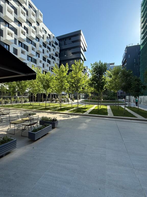 Zyrë me qera – Square 21 Dhjetori