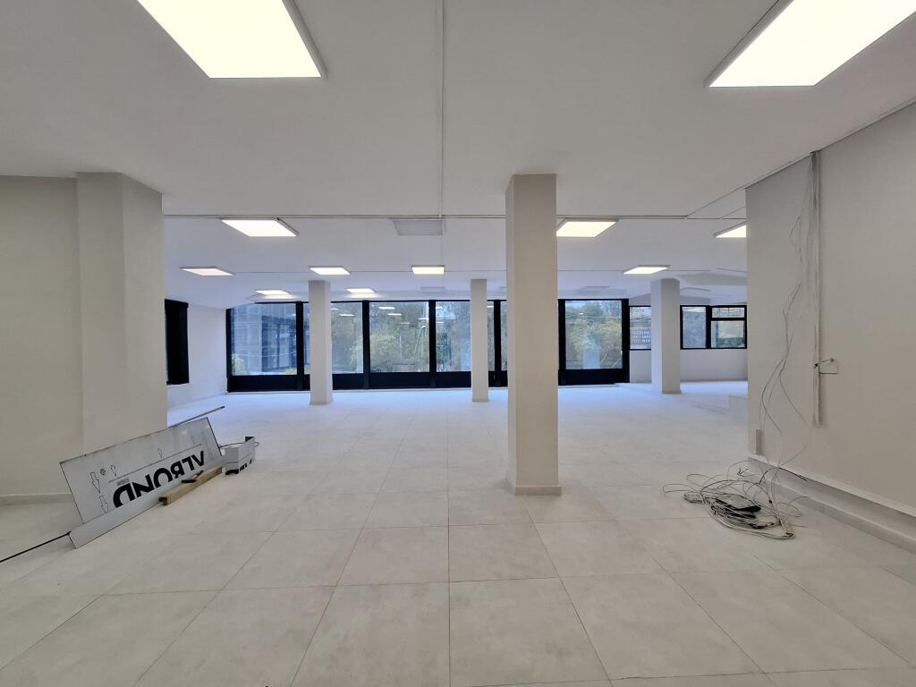 Jepet me qira Ambjent (260m2) || (📍21 dhjetori 30 m larg unazës) || Direkt rrugë kryesore ngjiturë me zjarrëfiksen. mund të ndahet min 8 ose 9 ambjent pune i përshtatshëm perfekt për call center || 2500 euro/Muaj