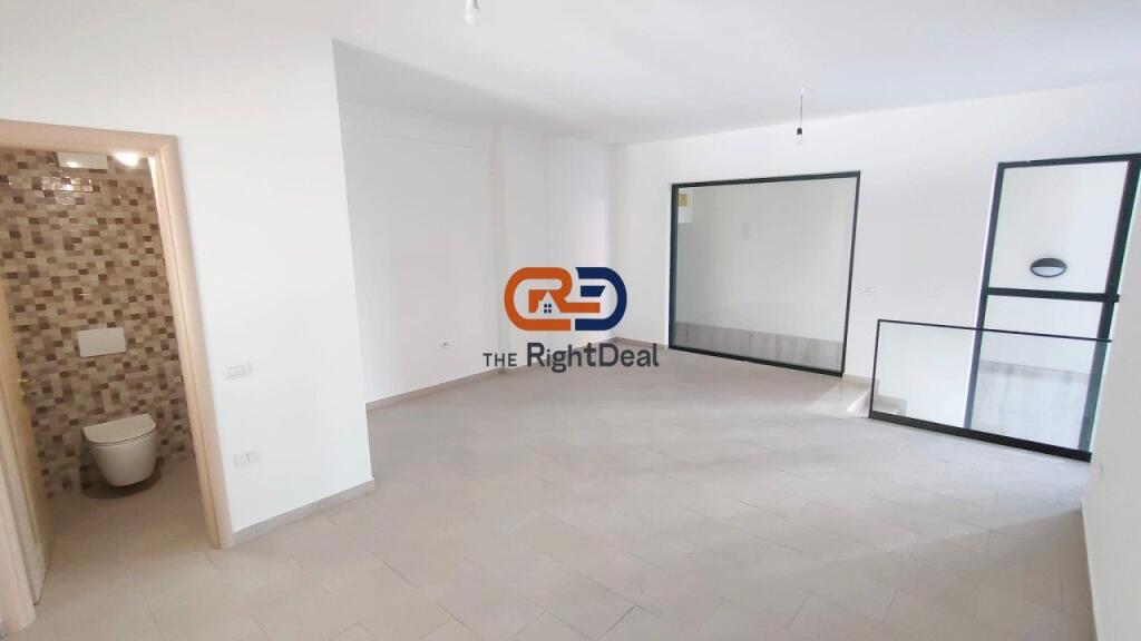 Al Complesso Green City, Spazio Commerciale Ideale per Ufficio o Negozio in Vendita!!