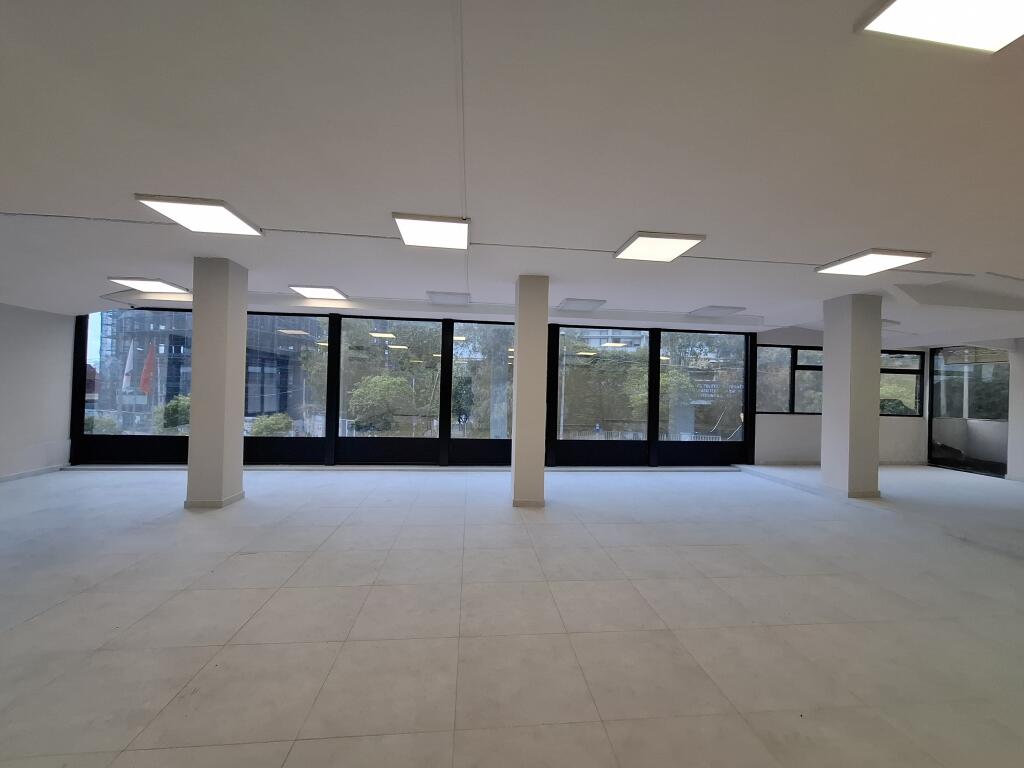 Jepet me qira Ambjent (260m2) || (📍21 dhjetori 30 m larg unazës) || Direkt rrugë kryesore ngjiturë me zjarrëfiksen. mund të ndahet min 8 ose 9 ambjent pune i përshtatshëm perfekt për call center || 2500 euro/Muaj