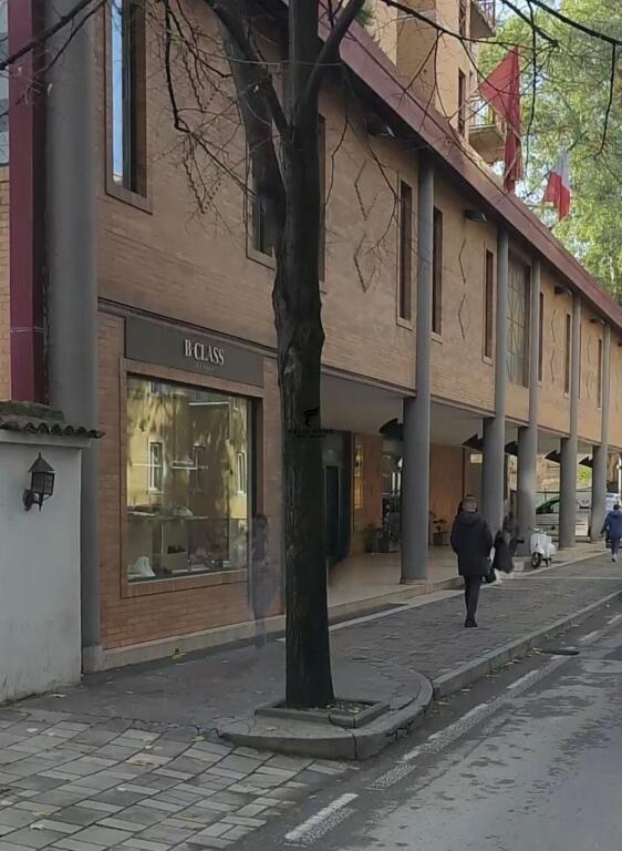 DYQAN ME QERA 91 M2 QENDER 3300 EURO