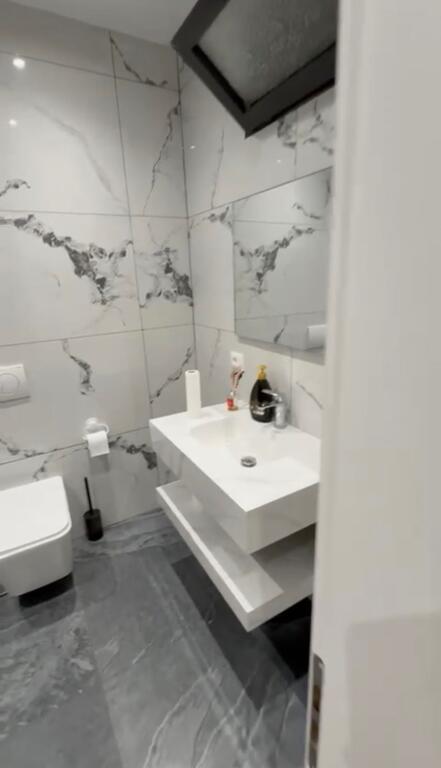 TEK 5 MAJ APARTAMENT 1+1 PER QIRA!