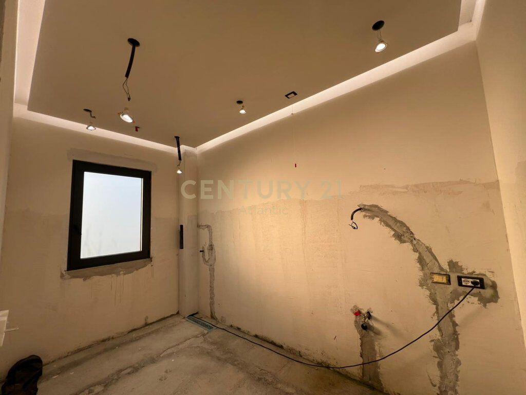 VILLA UNICA SU 3 PIANI IN VENDITA A 4 RRUGET, SHIJAK DURRES