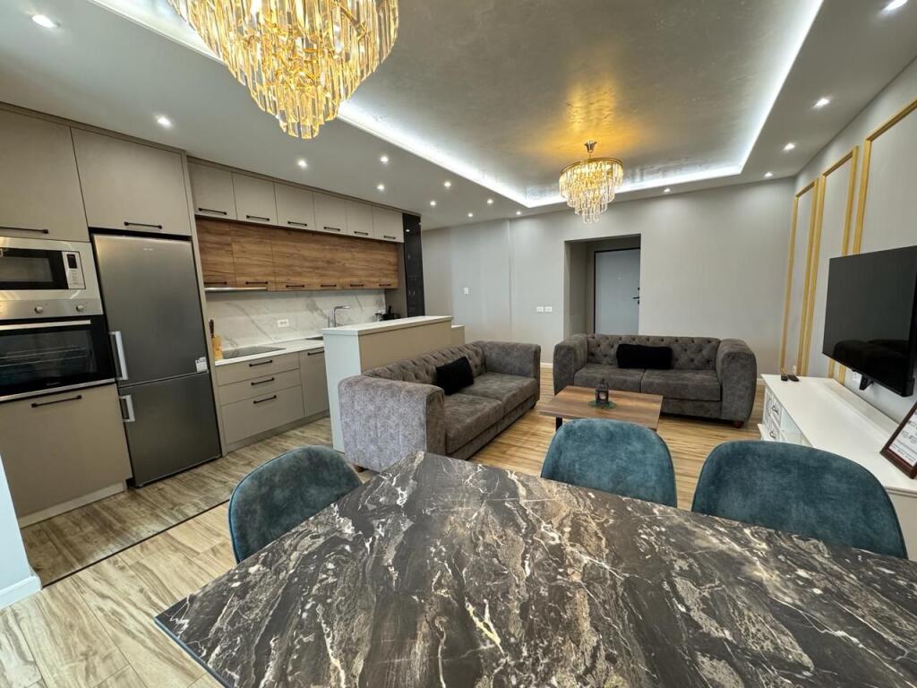 Shitet Apartament 2+1+2