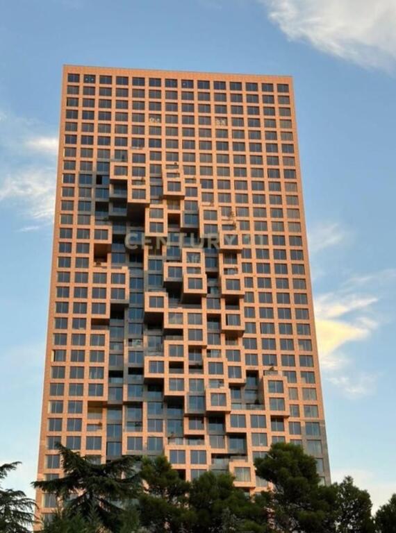 ✨ Jepet me Qira – Ambient Multifunksional me Fasade nga Rruga (Downtown One)