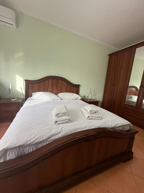 Jepet me qera apartament ne Qender te Tiranes