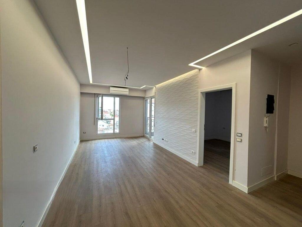 VENDESI 2+1 CON POSTO AUTO, SCUOLA ROSSA. 260.000 €