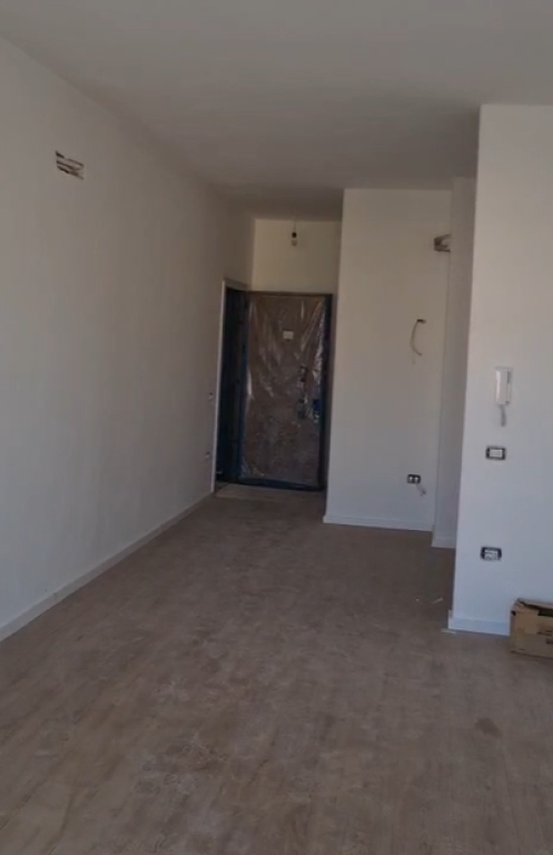 ZYRE ME QERA 106 M2 RRUGA E BARRIKADAVE 80.000 LEKE