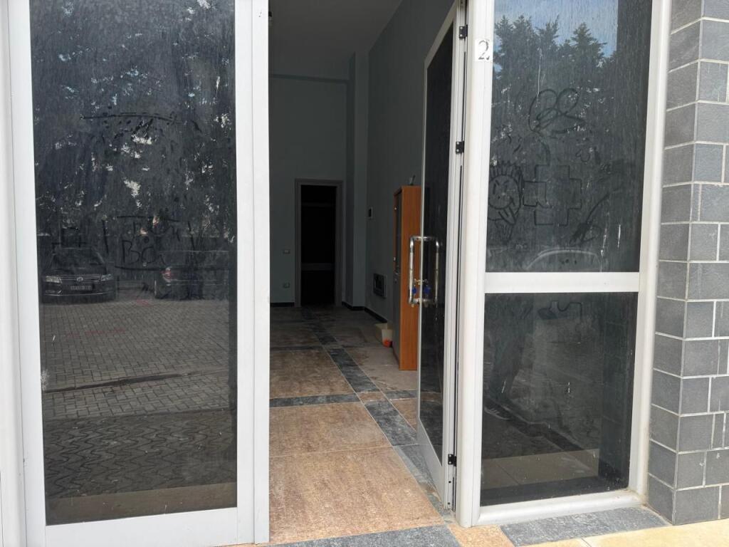 SHITET AMBIENT KOMERCIA NE PAZH DURRES