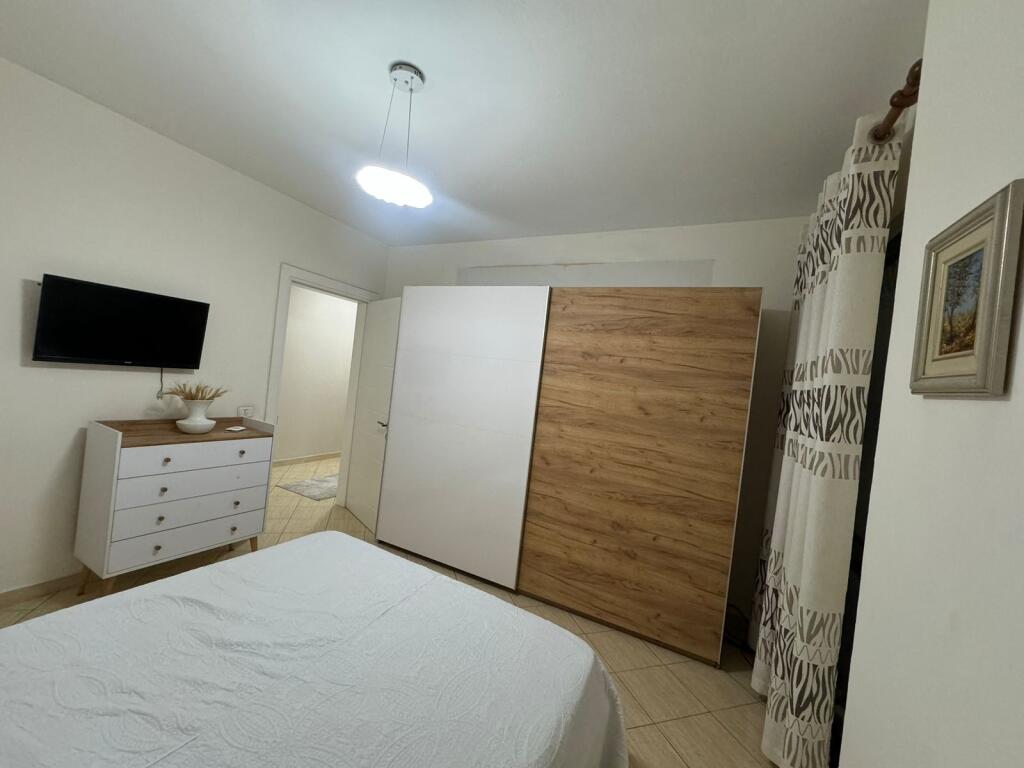 Ne zonen e Freskut,perballe Basic Bar jepet me qera apartament 2+1+2,i sapo mobiluar: 70,000Leke