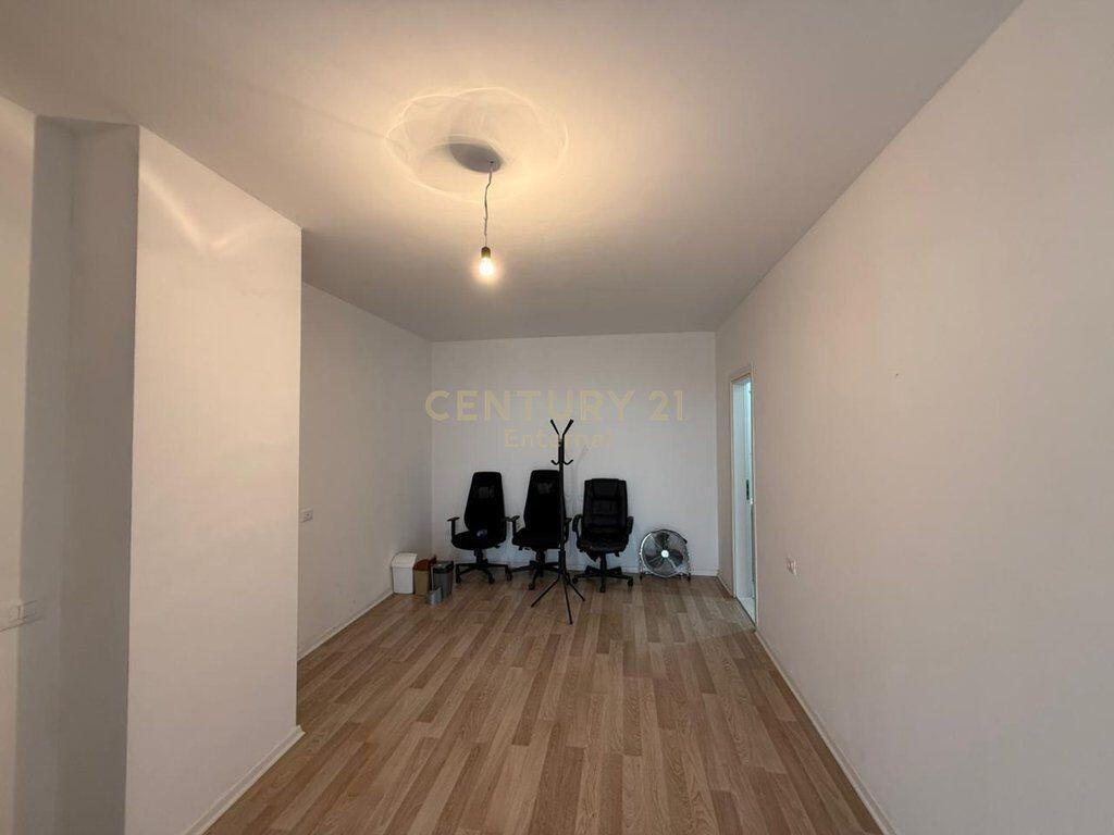 Apartament bosh per zyra me qira tek Shkolla e Bashkuar