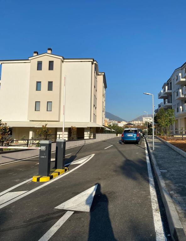 Shiten 4 poste parkimi 105 m2 tek liqeni i thate prane Vet hospital 10.000.000 All