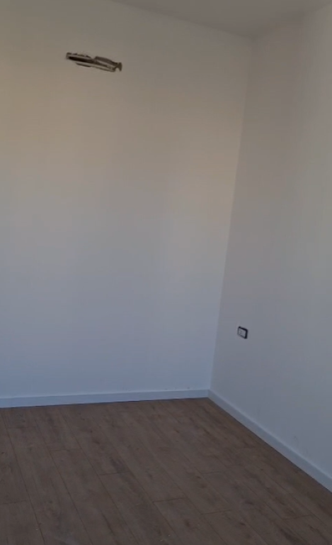 ZYRE ME QERA 106 M2 RRUGA E BARRIKADAVE 80.000 LEKE