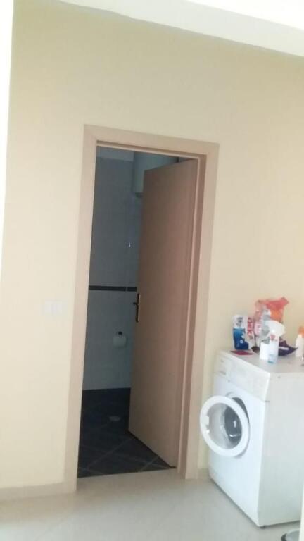 Shitet apartament prane liqenit te Pogradecit