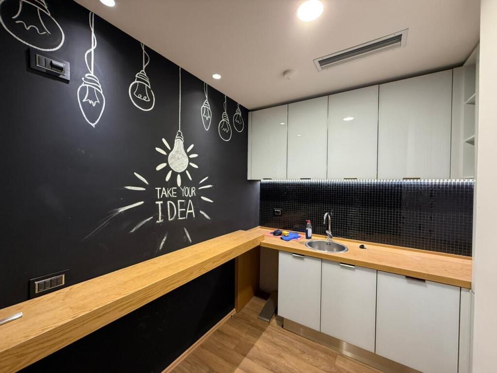 Jepet me qira ambient biznesi 85 m² ,Rruga e Elbasanit, pranë Mullirit! Ideale per Klinika zyra etj
