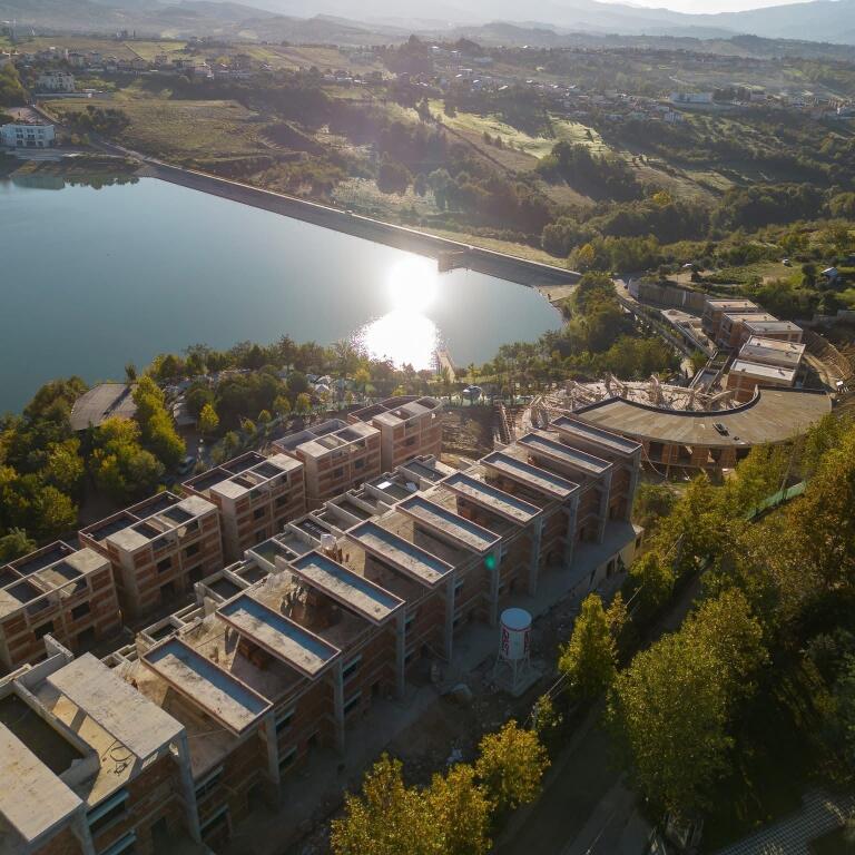 Triplex (me pishine) ne shitje tek Swan Lake Residence, Buze Liqenit te Farkes ID D8143A5