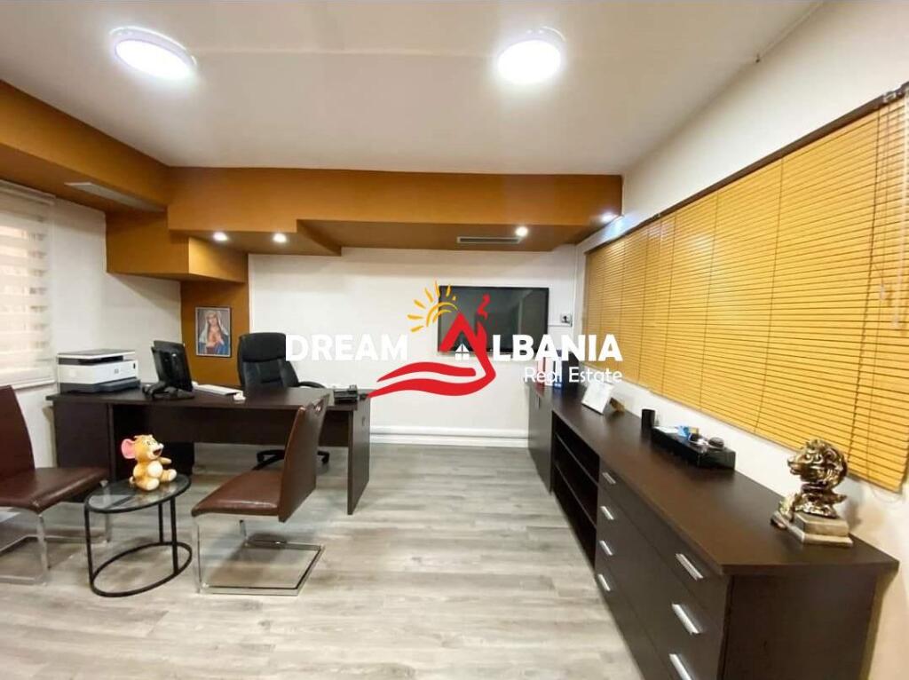 Jepet me qera ambient per zyra ne zonen e Bllokut, prane Petro Nini (ID 4261964)