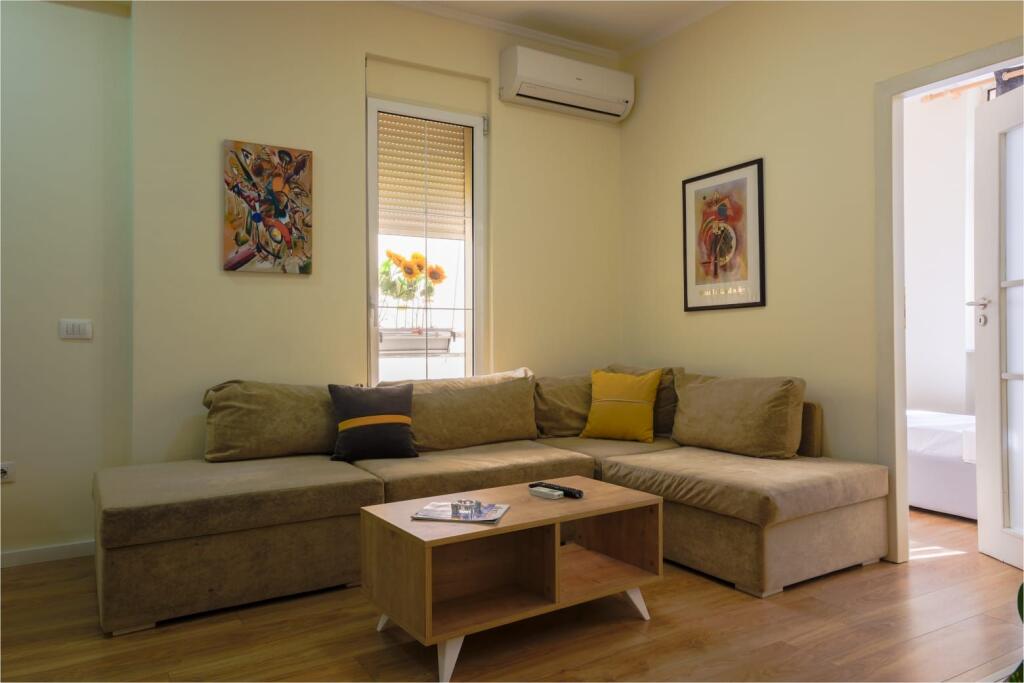 Jepet me qera apartament modern ne Qender te Tiranes