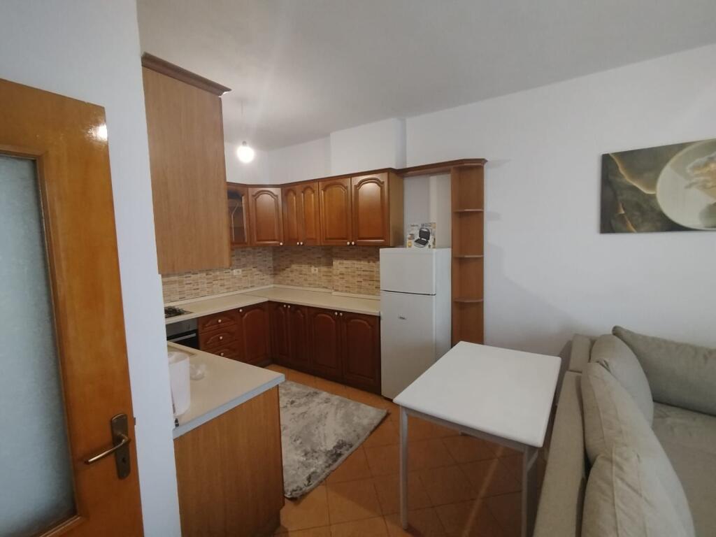 Jepet me qira apartament 2+1 + ballkon – Laprakë