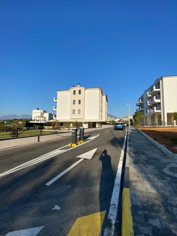 Shiten 4 poste parkimi 105 m2 tek liqeni i thate prane Vet hospital 10.000.000 All