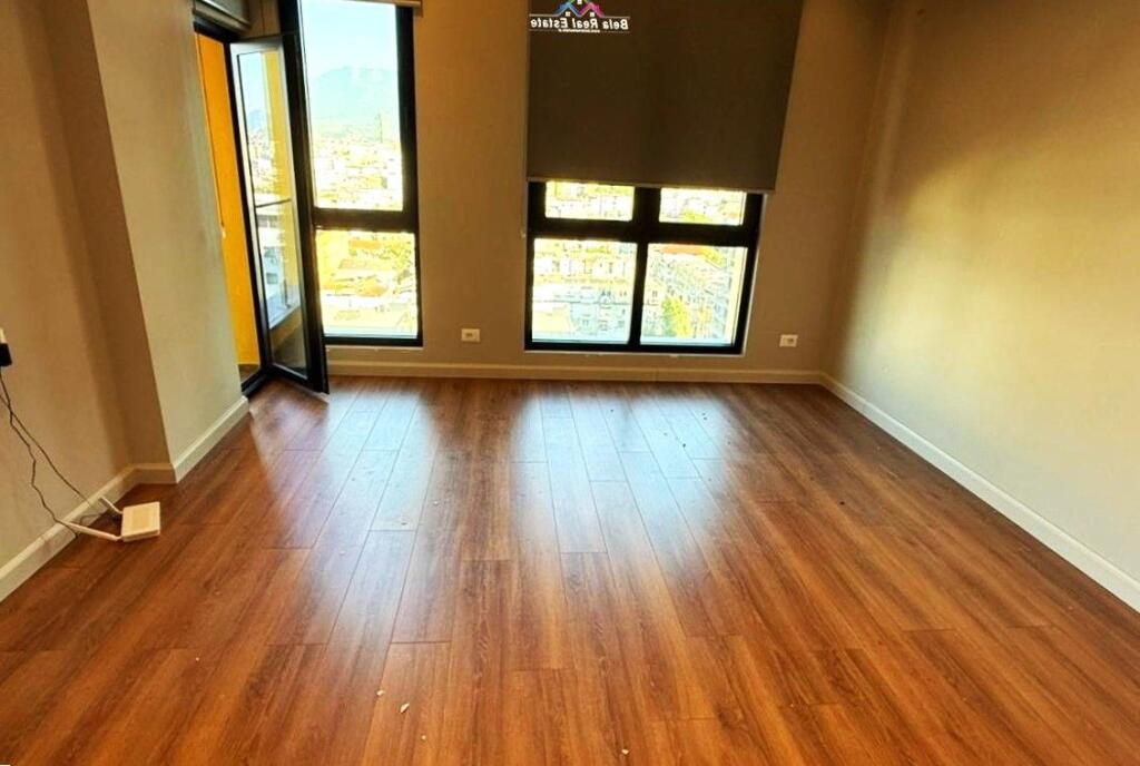 Zyre me qera tek Square 21 (ID BZ2799) Tirane