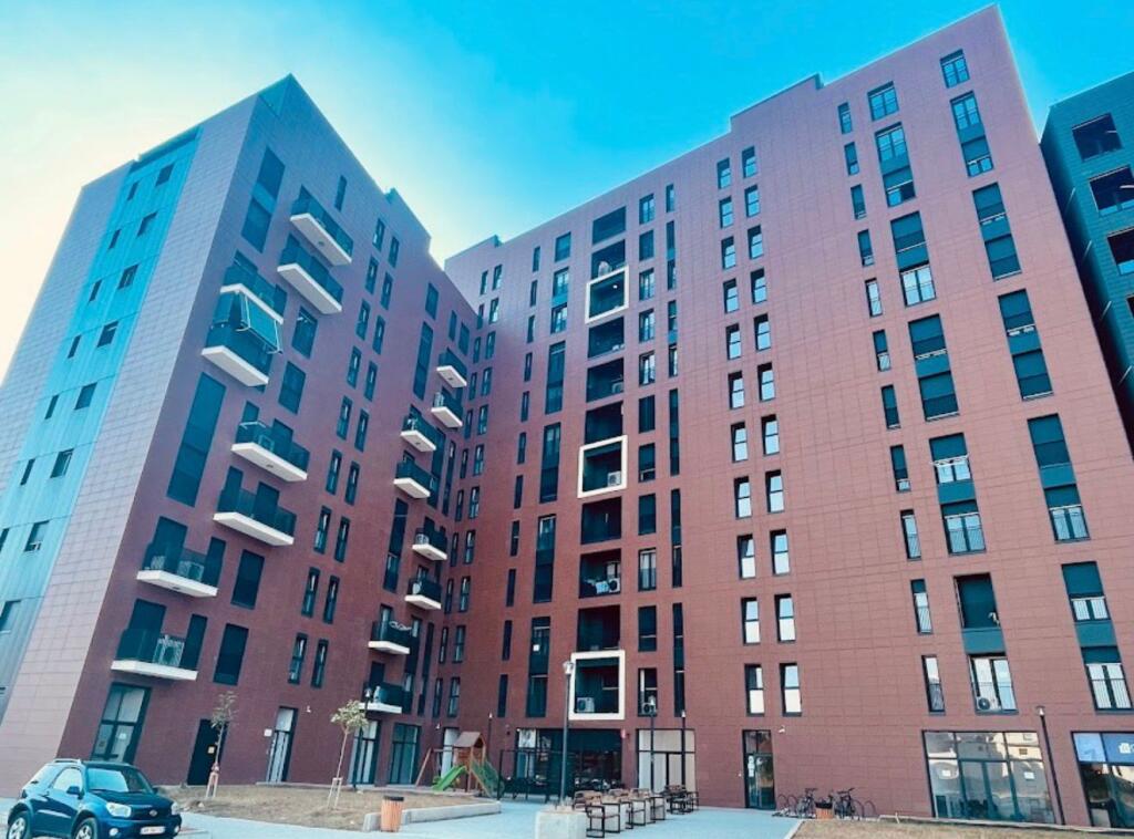 ZYRE ME QERA 128 M2 BULEVARDI RI 800 EURO