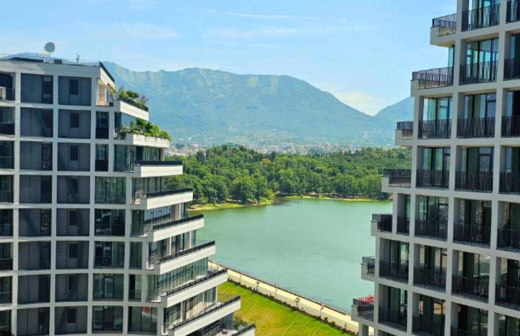 🏙️ Penthouse për Shitje – Lake View Residence  📍Liqeni Artificial.  