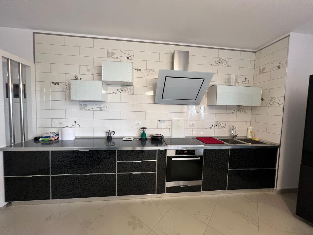 Apartament  me qira 2+1 me garazh ,Lungomare