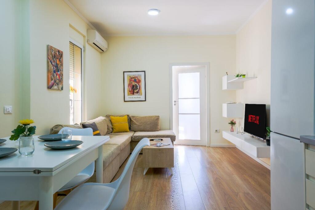 Jepet me qera apartament modern ne Qender te Tiranes