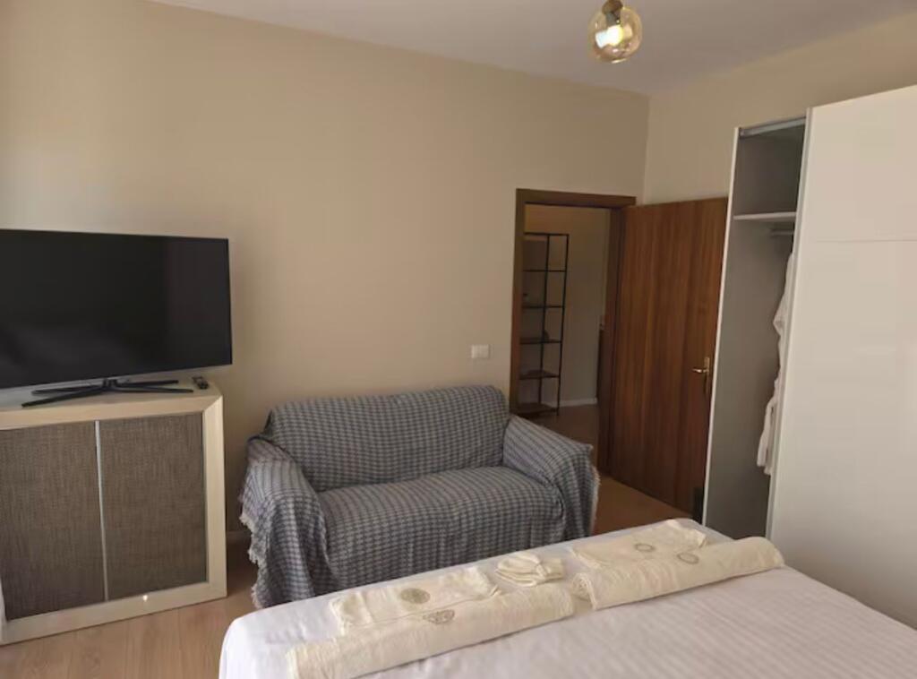 🏙️ Penthouse me Qira – Bllok💶 Çmimi: 1,200 € / muaj