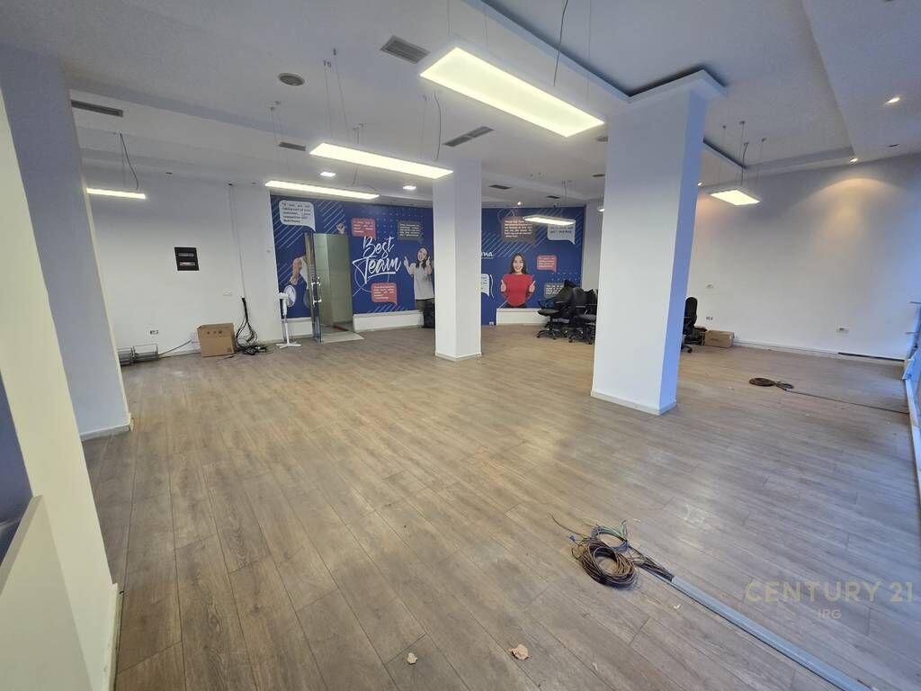 Ambient për Zyrë me Qira ne Xhamllik! 1,200 € /Muaj