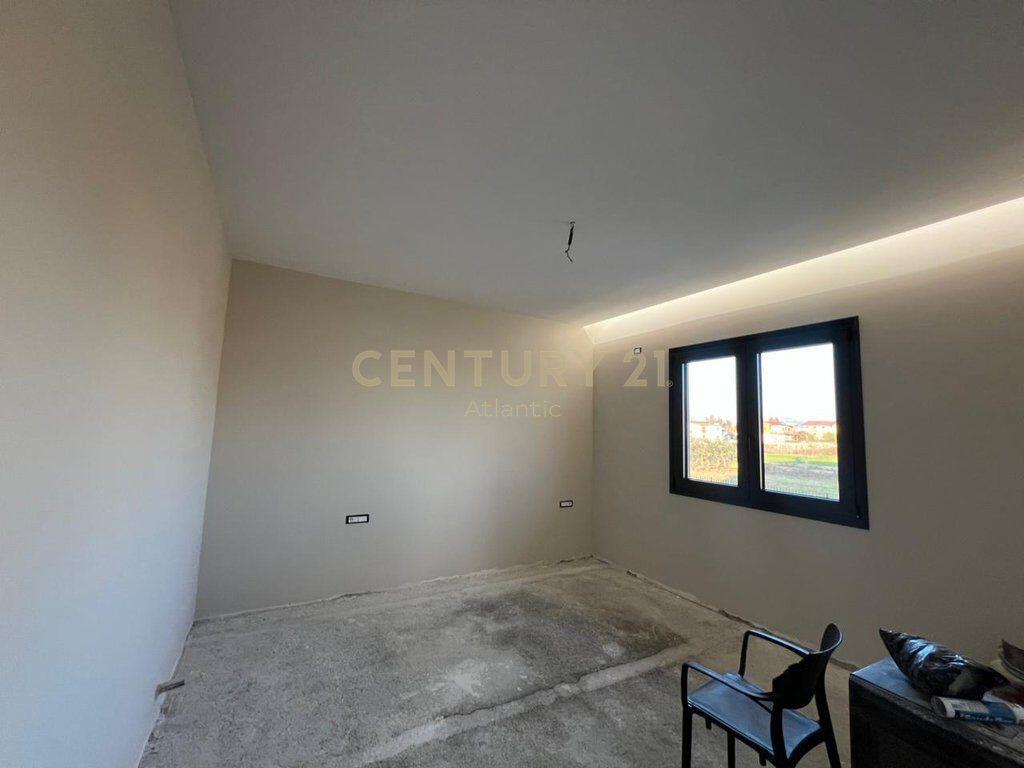 VILLA UNICA SU 3 PIANI IN VENDITA A 4 RRUGET, SHIJAK DURRES