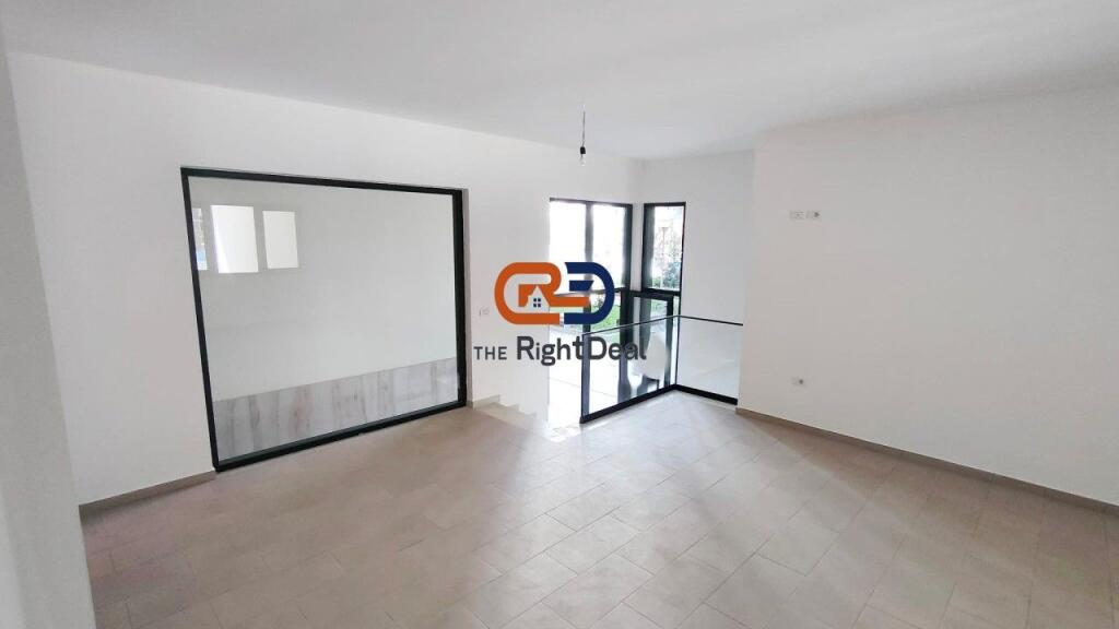 Al Complesso Green City, Spazio Commerciale Ideale per Ufficio o Negozio in Vendita!!