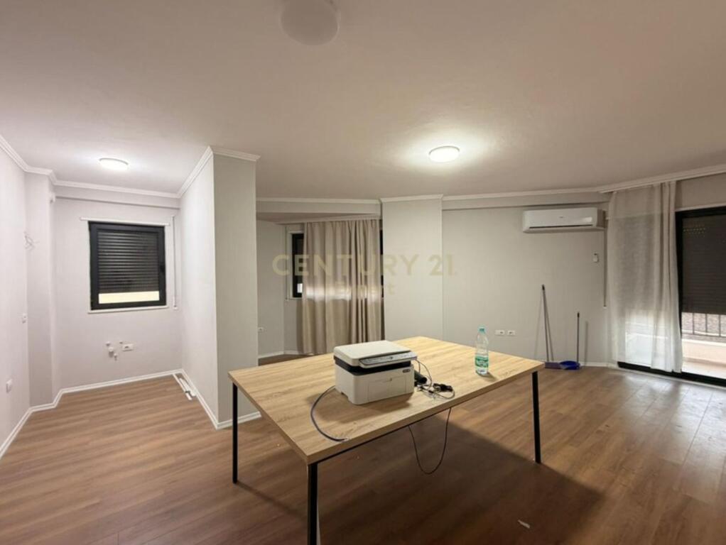 🌟 Jepet me Qira – Ambient për Zyra në Rrugën e Durrësit, Tirane