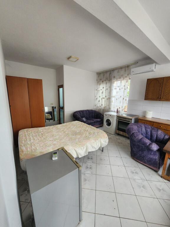 JEPET ME QERA GARSONERE NE KENETE DURRES