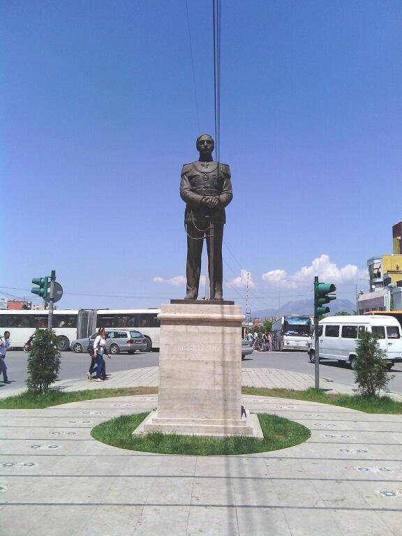 Negozio in affitto sul lato della strada vicino al Viale Zogu I 2.000 € /Mese