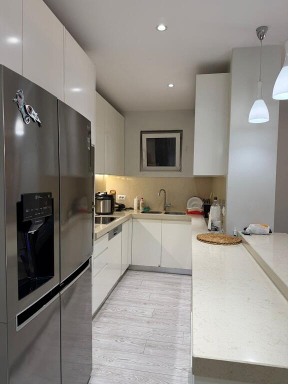 Shitet apartament 3+1+2 tek Stadiumi Air Albania