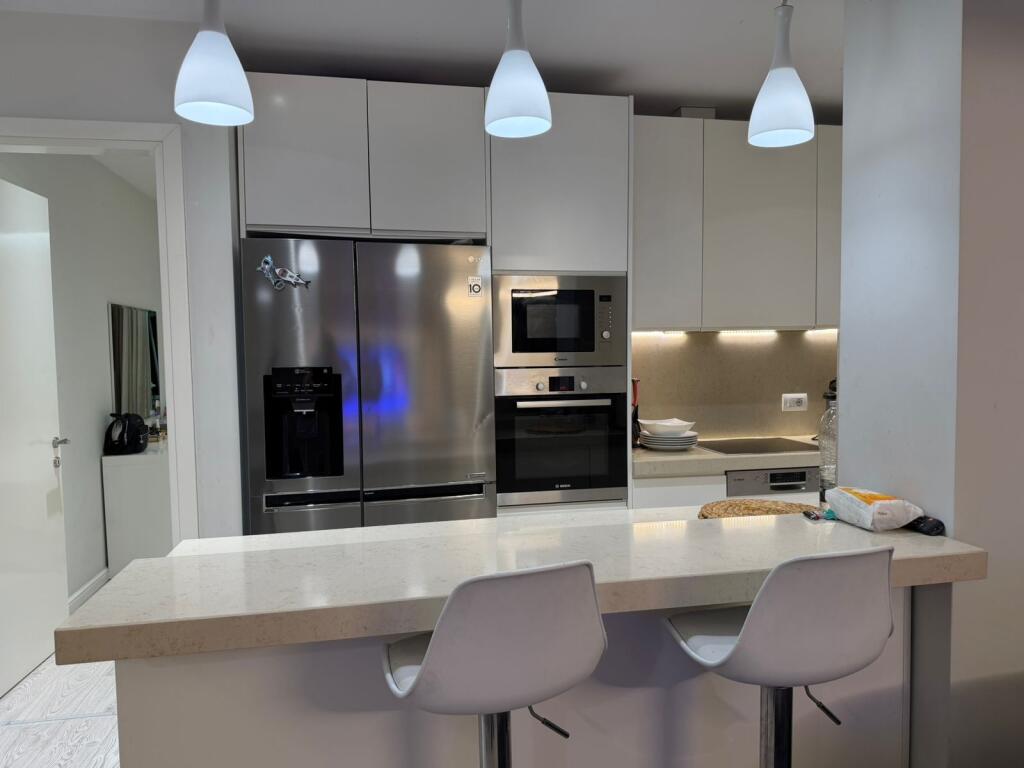 Shitet apartament 3+1+2 tek Stadiumi Air Albania