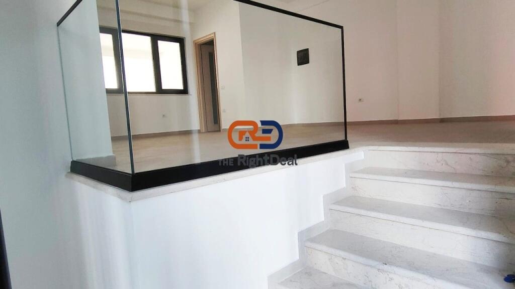 Al Complesso Green City, Spazio Commerciale Ideale per Ufficio o Negozio in Vendita!!