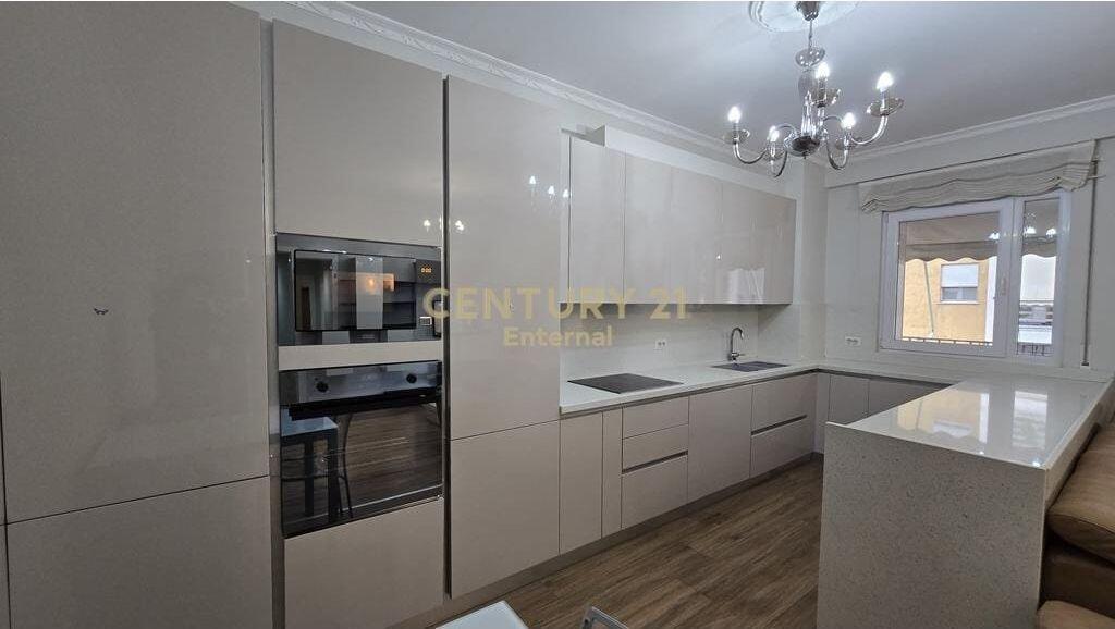 Apartament 2+1+Garazhd me qira tek Kompleksi Dinamo
