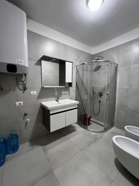 SHITET APARTAMENT 3+1+2 ME DEPO – ZONA ISH FABRIKA E BUKËS / ISH LUX MODA, DURRËS