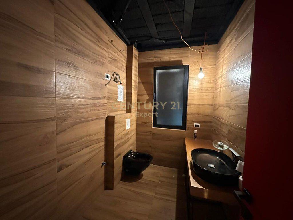 JAPIM ME QERA ZYRE MODERNE  POST PARKIMI TEK RRUGA E DURRESIT!
