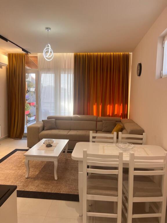 Jepet me qera 1+1 Durres, Prane Postes.