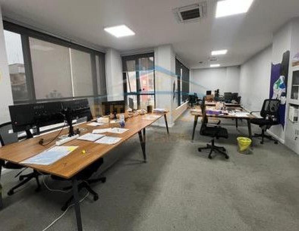 Qira, Ambient+2 Poste Parkimi, Rruga Hoxha Tahsim