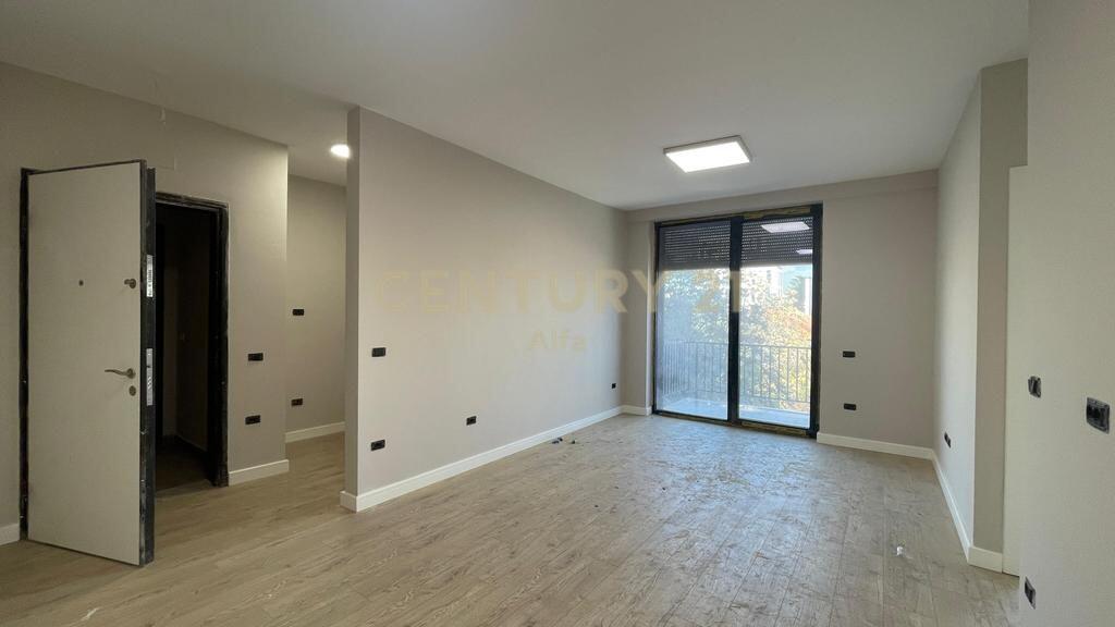 Jepet me qira apartament 2+1+2 ballkone tek Shkolla e Kuqe! 650 € /Muaj