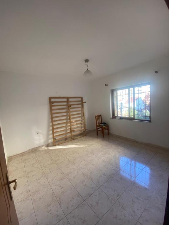 Shkolla e Kuqe, Shesim 1+1