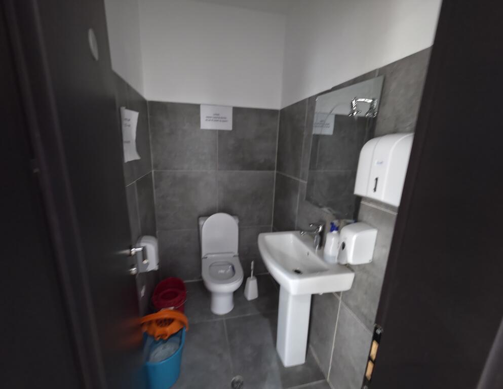 Zyrë me Qira – 370 m² te Usluga