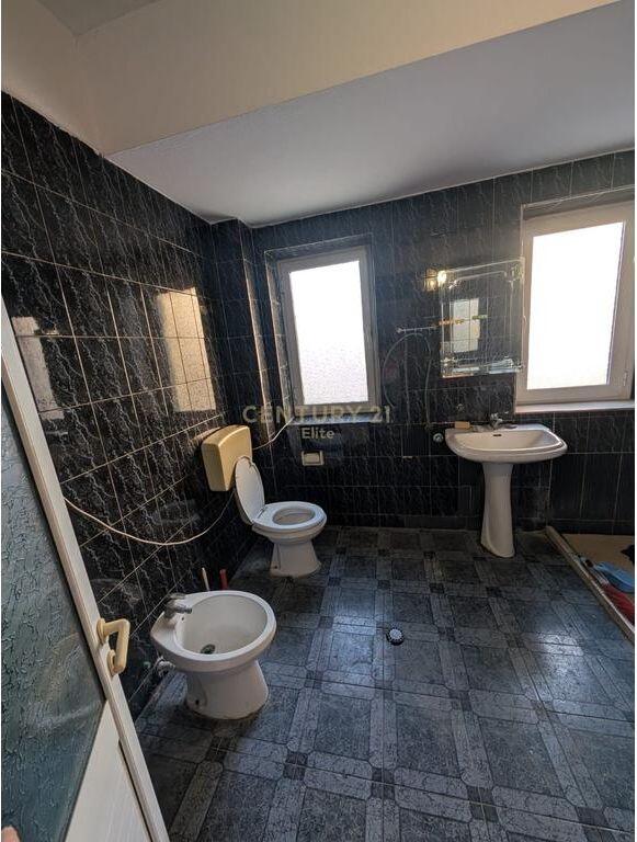 APARTAMENT 2+1 ME QIRA NE KRYQEZIMIN E ALI DEMIT! 700 € /Muaj