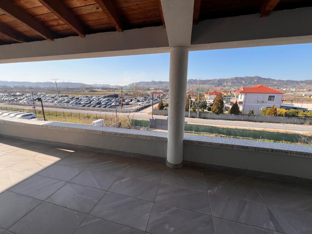 VENDESI FUNZIONALE E TERRENO IN VENDITA, RINAS.